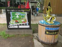 公園内には金シャチ横町なるものがあり、名古屋グルメをはじめとする軽食を提供するお店やカフェなどがたくさんあってにぎわっていました。