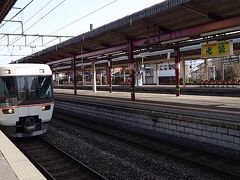 ★8：49
ここからは時間の都合上特急列車に乗車。特急「しなの」は振り子電車の383系が使われており、カーブでは普通の電車よりも時速2～30キロほど早いスピードで走れます。そんなことから塩尻を30分も前に出た普通列車よりも、早く目的地に着いちゃうのです。