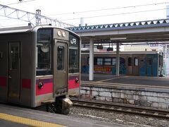 さて、青森駅１０時前の電車で弘前へ向かいます。
月曜日なのに、弘前へ向かう人で５両編成の電車は満員。

向うに見えるのは「青い森鉄道」の電車です。
