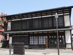 この小野金商店も昭和３年に建てられらたお店。
もとは藁工品店でした。
今は猫グッズなどの雑貨を販売していました。