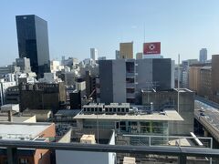 15:00チェックイン
お部屋は15階最上階です。
部屋からの眺望
南向きのお部屋です。近くを阪神高速が走っていますが
窓を閉めると車の音はほとんど聞こえません。