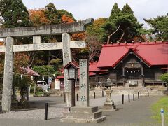 松前神社は1879年、松前藩の祖である武田信広を祀って城内に造られた神社です。現存する社殿は1923年築の総檜造です。