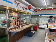 函館空港に向かう途中、北海道通の知人に教わったハセガワストアなるコンビニで名物「やきとり弁当」を購入。