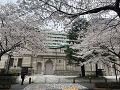 日銀本店、見学は平日のみなので入れず残念！！
桜を目に焼き付けて、ホテルをチェックアウトして帰宅。次回は日銀見学でリベンジしたいです～(^.^)/

終わり★
