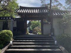 東福寺駅から歩いて１５分ほどの所にある『泉涌寺 雲龍院』。
途中、グーグル先生が到着しました、って言ってきて(´ﾟдﾟ｀)
え？民家しかないけど！？みたいな感じで時間も限られてるのに～！って焦りながら迷いつつも９時４１分に辿り着きました（笑）