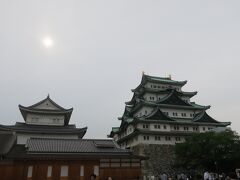 大天守と小天守。

大天守は高さ５５．６メートルで１８階建ての建物に相当。歴史上も江戸城、大阪城天守に次ぐ三番目の高さということで、なかなかの存在感です。

残念ながらコンクリート製とはいえ築６０年を超え、耐震性などの問題から内部への入場はできません。

２００９年にお騒がせ市長の河村さんが木造で再建築するとの計画をたてましたが、役所の許認可などの問題でいまだに実現していないようです。


