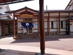 湯田中駅の隣にある楓の湯です。
内湯と露天風呂があり500円で入れます。
湯の花の浮かぶ透明なお湯です。
待合室からは長野電鉄の車両が見えます。