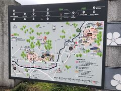 大宰府駅前で天満宮までの道を確認します