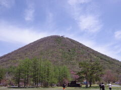 榛名山には、ロープウェイで上れるみたいで、山頂から榛名湖を眺めることも出来るようでしたが、あんまり評判は良く無さそうだったので、上るのは止めておきました。　何の為にココまで運転して来たんだか…。