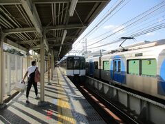 尼崎で、近鉄奈良始発の快速急行神戸三宮行きに乗り換え、1駅目の武庫川で下車。
都会のローカル線・阪神武庫川線は、ここ武庫川駅から発着しています。