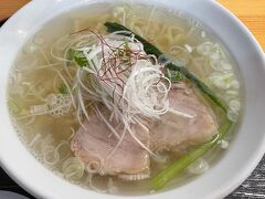 【塩川屋】
油脂を入れないシジミをベースに昆布、煮干し、香味野菜で出汁をとった塩味の冷淡なスープ。
自家製のカレーや串揚げなどもメニューにあります。
