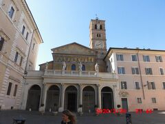広場の西側には、ローマでも最古級の教会とされるサンタ・マリア・イン・トラステヴェレ聖堂があります。