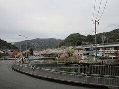 昔ながらの紀州街道は途中から幹線道路に合流。
奥に見えるのは阪和線の鉄橋と、阪和自動車道の高架橋。
