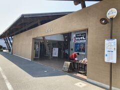 歩き疲れたので遅めの昼食を道の駅で。