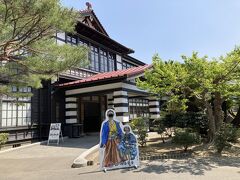 2日目。湯田温泉バス停から出る萩行きのバスに乗り、1時間半。萩・明倫学舎へやってきました。こちらは5年前まで明倫小学校として使われていた建物を観光インフォメーションセンターとして活用している施設です。本館と2号館があり、本館は無料で、カフェやレストラン、お土産ショップや観光案内所などが入っています。2号館は300円で幕末の萩（長州藩）を学べるミュージアムになっています。