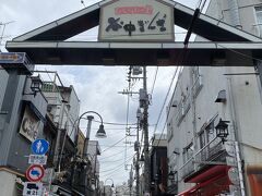 根津神社を出て谷中銀座に来ました。
まだ午前中だったので、それほど賑わってはいませんでした。