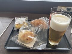 朝5時起きで小腹が空きました。
DPラウンジでもぐもぐタイムです。