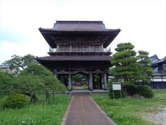 その名の通り，沢山のお寺があります．その中の一つ，宝光寺の山門を見学．