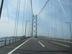 4月19日（火）
神戸淡路鳴門自動車道で明石海峡大橋を渡ります。道はすごく空いています。
