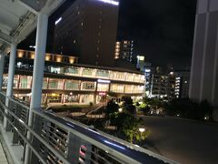 沖縄の夜はあっという間！
友達と別れてホテルの下でブルーシールアイスを買って、ホテルの部屋で1日を締めくくります。