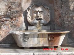 ここにもユニークな顔の噴水がありました。浴槽のデザインの水盤は古いもので、ローマの街中でもいくつか見かけました。