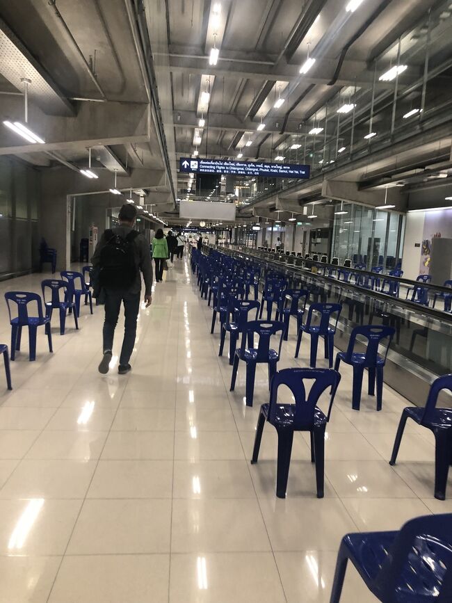 降機してイミグレの手前に椅子がズラーっと並んでましたが座らされる事はありませんでした。