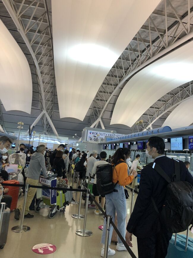 タイ航空のチェックインカウンターは既にオープンしてました。<br />結構沢山の人が並んでます。<br />チェックイン時に先述のタイランドパスや保険、ホテルの予約書など一通りのチェックをして発券。