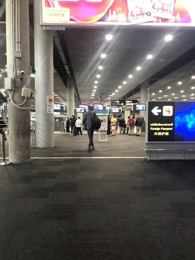 イミグレーションへ向かいます。