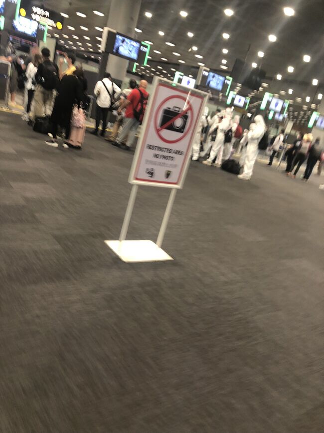 なんだあの防護服集団は？