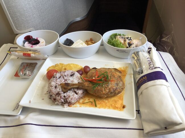 メインディッシュ。<br />チキンカレー。