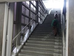 通路の途中にこういう階段があります。
以前初めてこの階段を見たとき素直にここを上がっていきました。
結構しんどかったけど眺望の文字に誘惑されて登りました。
今日はここからは行きません。