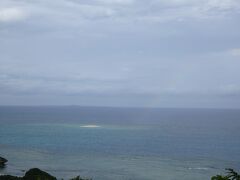 がんじゅう駅南城へ戻り、雨宿り。そして雨が上がると！沖にある砂の島付近に虹が！！この日一番エネルギー貰いました！
がんじゅう駅南城は品ぞろえ豊富。猫もそこそこ豊富にいました。
那覇へのバスはがんじゅう駅南城の向かいのバス停より出発。他のバス停もあるので要注意（もちろん本数も少ないので要注意）。運賃は850円。
夕飯はまたもやお店で食べる気が起きず、県庁前駅にあるデパートのほうのリウボウのデパ地下で調達。沖縄ぽいお惣菜もぼちぼち売っていた。なんだかんだ2泊とも夕飯が部屋食に。。