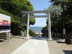 大洗磯前神社の鳥居からは海が見えます。