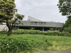 さて歩いて行きますと、本日の待ち合わせ場所。横から見た東京文化会館。