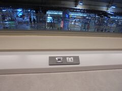広島空港
２階と３階に　USB充電及び　AC端子が新設されました。
　写真は　３階レストラン付近