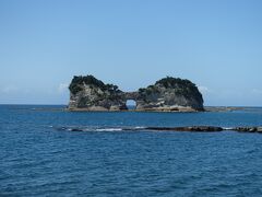 白浜をいったん後にして、2日目の目的地である勝浦へ移動です。


最後にまとめ（写真は円月島・ホテルから車で5分ほど）

良かった点
・ホテル館内、客室内共にリノベーション済みできれい
・リゾート感もまあまあ感じられる
・大浴場が最上階にあり眺望が良い
・白良浜とその周辺まで歩いて行ける
・朝食がおいしい
・スタッフの接客

いまいちな点
・和洋室には椅子やソファーが無い
・大浴場の温泉情緒は無い（ホテルだから仕方ないが）
・大浴場のお湯は温泉感が無く塩素臭が強め

こんな方におすすめ
・旅館よりホテル派だけど大浴場がある所がいいという方
・白良浜で海水浴をする方
・海の見える部屋に泊まりたい方（オーシャンビューの部屋指定で）

（終わり・ご覧いただきありがとうございました）