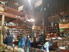 タバコとパイプのお店に入ってみた。喫煙者でないので何も買わなかったが...