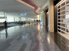 4月27日（水）
出発の日。行きは羽田空港から飛びます。

国内線のお客さまは少しずつ戻っているようですが、第3ターミナルはガラ～ン。
免税店も閉まっているお店が多いなあ。