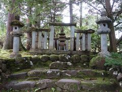 一の鳥居に向かう途中にある、平泉寺白山神社を開いた泰澄大師の廟。