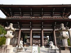 寺院への入り口となる大門。
入場料は、500円。昭和62年に建立された際は、3,000円だったそうです。