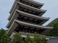 寺院の閉館時間より、30分早くエレベーターが止まるとのことなので、先に五重塔を訪問します。