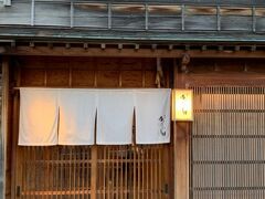 こちらが予約しておいた「鮨処あさの川」
古民家を改築した店舗で、良い雰囲気でした。
場所も浅野川大橋のすぐそばで分かりやすい。

https://tabelog.com/ishikawa/A1701/A170101/17010199/
