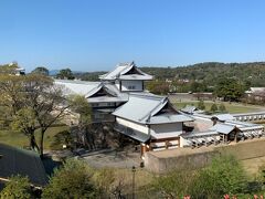 お部屋で少しお昼寝してから金沢城公園へ。到着したのは16時ごろ。ベッドの寝心地が良くて爆睡してしまったので遅くなってしまいました。
この日はとっても良いお天気でした。

http://www.pref.ishikawa.jp/siro-niwa/kanazawajou/