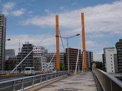 新大橋
隅田川に堂々とかかる新大橋（しんおおはし）。 新大橋という名前の橋が最初に架橋されたのは、なんと元禄6年（1693）。 幾度となく災禍に見舞われ架け替えられてはいるものの、300年以上もの歴史を宿す東京を代表する名橋。