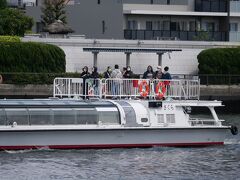 東京水辺ラインの水上バス
みんな楽しそう！

滝廉太郎の「花」を唄ているかも…(笑)
♪春の うららの 隅田川(すみだがわ)、
のぼり くだりの 船人が
櫂(かひ)の しづくも 花と散る
ながめを 何に たとふべき♪～
