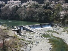 三重県　10施設目　立梅井堰（櫛田川）
2021年3月26日に第52回ダムカード収集の旅として訪問

立梅井堰
1921年（大正10年）竣工の
直線重力式　湓流型（表面練石張　内部コンクリート造）
堤　高　 5.15m
堤頂長　59.34m
鋼製ローラーゲート　1門