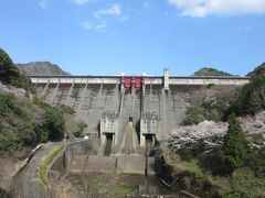 三重県　11施設目　君ヶ野ダム（八手俣川）
2021年3月26日に第52回ダムカード収集の旅として訪問

君ヶ野ダム
1972年（昭和47年）竣工の
重力式コンクリートダム
堤　高　 73.0m
堤頂長　323.0m
ホロージェットバルブ　　　2条
オリフィスラジアルゲート　2門
クレストラジアルゲート　　2門
コースターゲート　　　　　2門