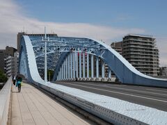 永代橋
「復興は橋より」、これが関東大震災の復興事業の合言葉。帝都を代表する隅田川の入口にあたる第一、第二橋梁は、筋骨隆々とした男性的イメージ(永代橋)と優美な下垂曲線を描く女性的なイメージ(清洲橋)で演出されたとか。

最後までご覧いただきありがとうございました。