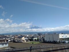 単なる移動手段の東海道新幹線でしたが、この日の車窓から見えた富士山は特別でした。
雲海が五合目より下に広がり、五合目より上はまもなく雲がかかってしまう、めったにみることの出来ない風景でした。
イチオシの写真にします。