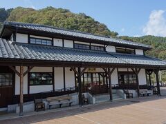 えちぜん鉄道永平寺線の終着駅となる勝山駅。
平成に入り改修などもされているので、外装も内装も綺麗で、
新築の駅にも思えますが、大正3年に建てられた有形文化財の建物です。